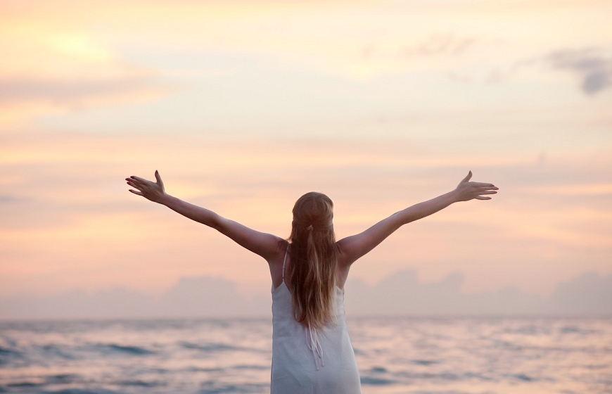 woman practicing gratitude