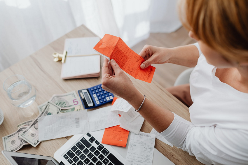 woman sorting out her money