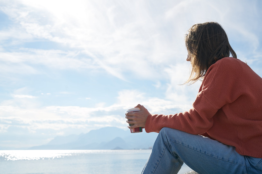 woman practicing grateful thinking