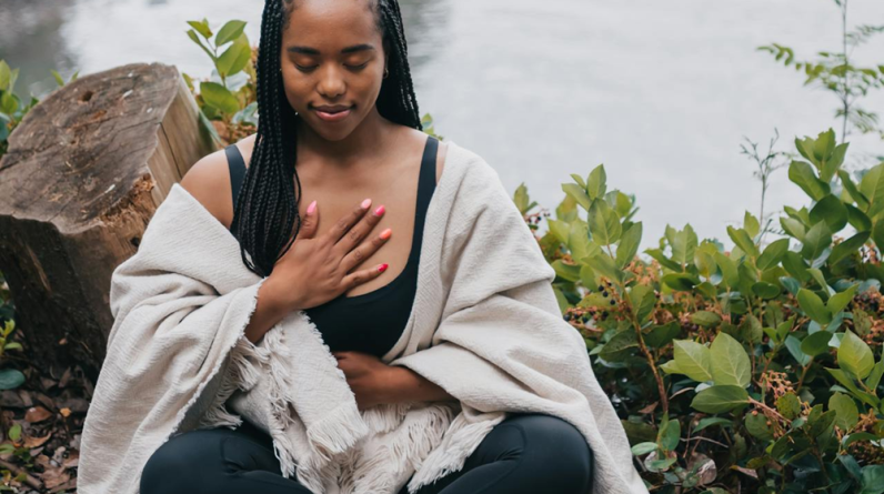woman sitting outside practicing mindfulness for inner peace
